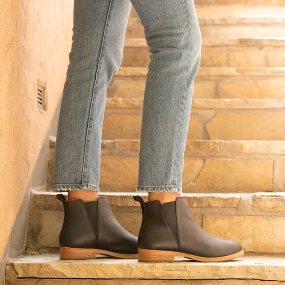 Nisolo Eva Everyday Chelsea Boots - Picture 3 of 8